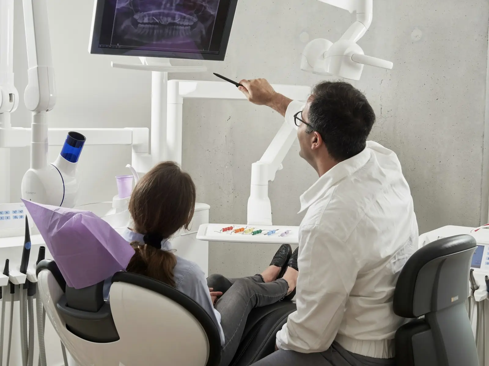 Dentist showing a patient her scan on screen